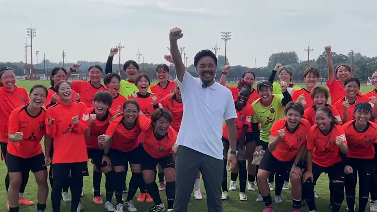 興梠慎三がレディースチームへ報告